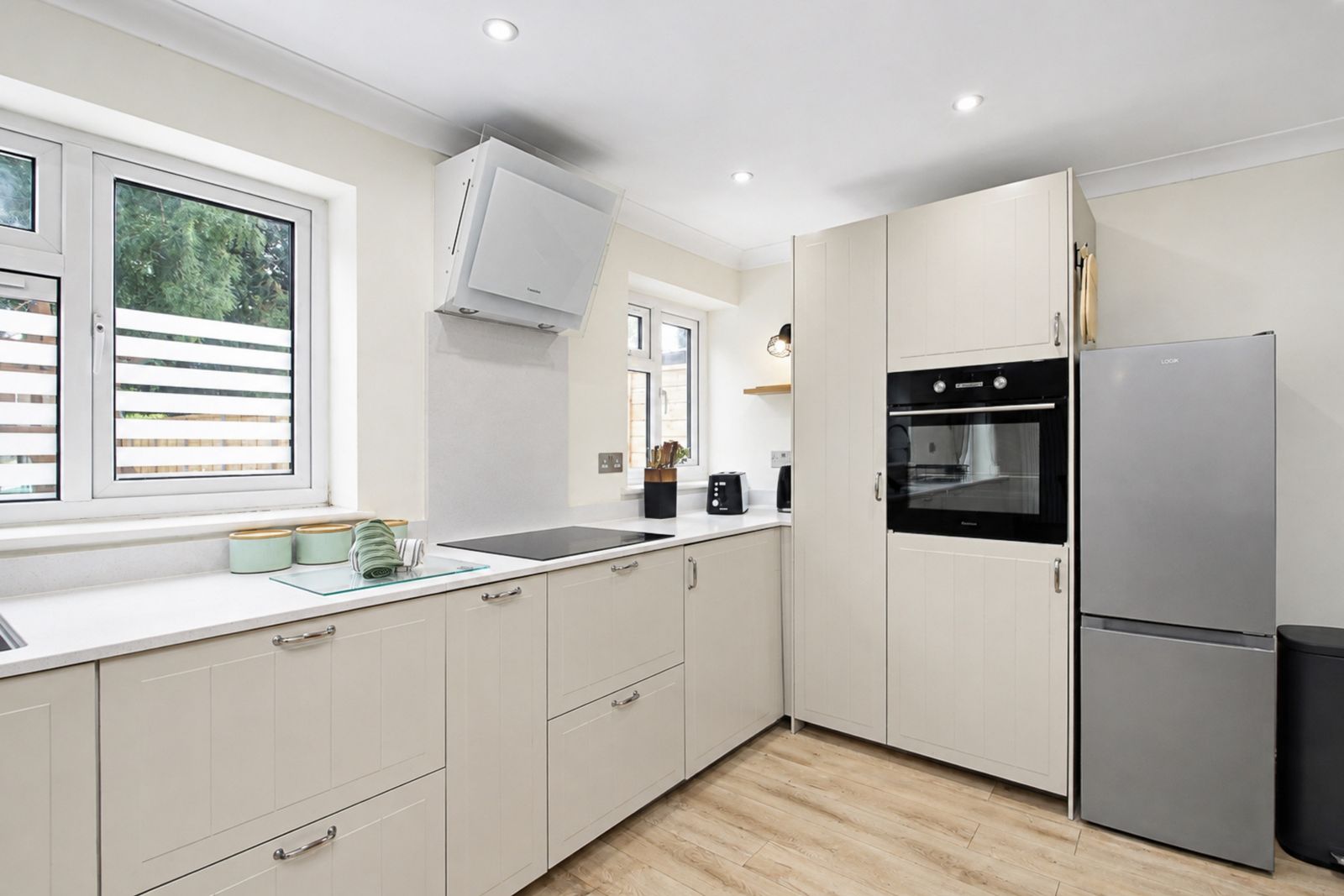 Fitted kitchen with oven, hob and fridge freezer